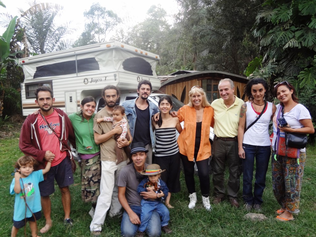 Parte del grupo de ecoaldeanos Felices