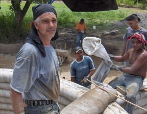 Alejandro Lopez ,
En Venezuela o en Costa Rica, el Superadobe se ha manifestado con maestría y belleza a través de las obras de Geobunker. Gracias amigo, por difundir la técnica y hacerlo con tanto amor!