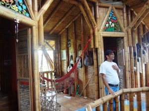 Hernando Villegas
Gran artesano  y Maestro de la construcción en Bambú. Desde la Granja de MamaLulu , Colombia, difundes tu arte y tus principios sustentables.