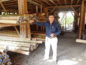 Juan Castellanos.  La guadua en tus manos es Magia,  técnica, arte y cobijo en tu ecoaldea Pachamama en Colombia.