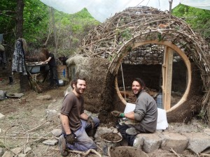 Mathieu y Jose
En los Pirineos Españoles   asistimos a esta incipiente comunidad y pudimos colaborar con estos  jóvenes emprendedores en su experiencia constructiva. Gracias a Axel y María José! Fue una experiencia interesante.