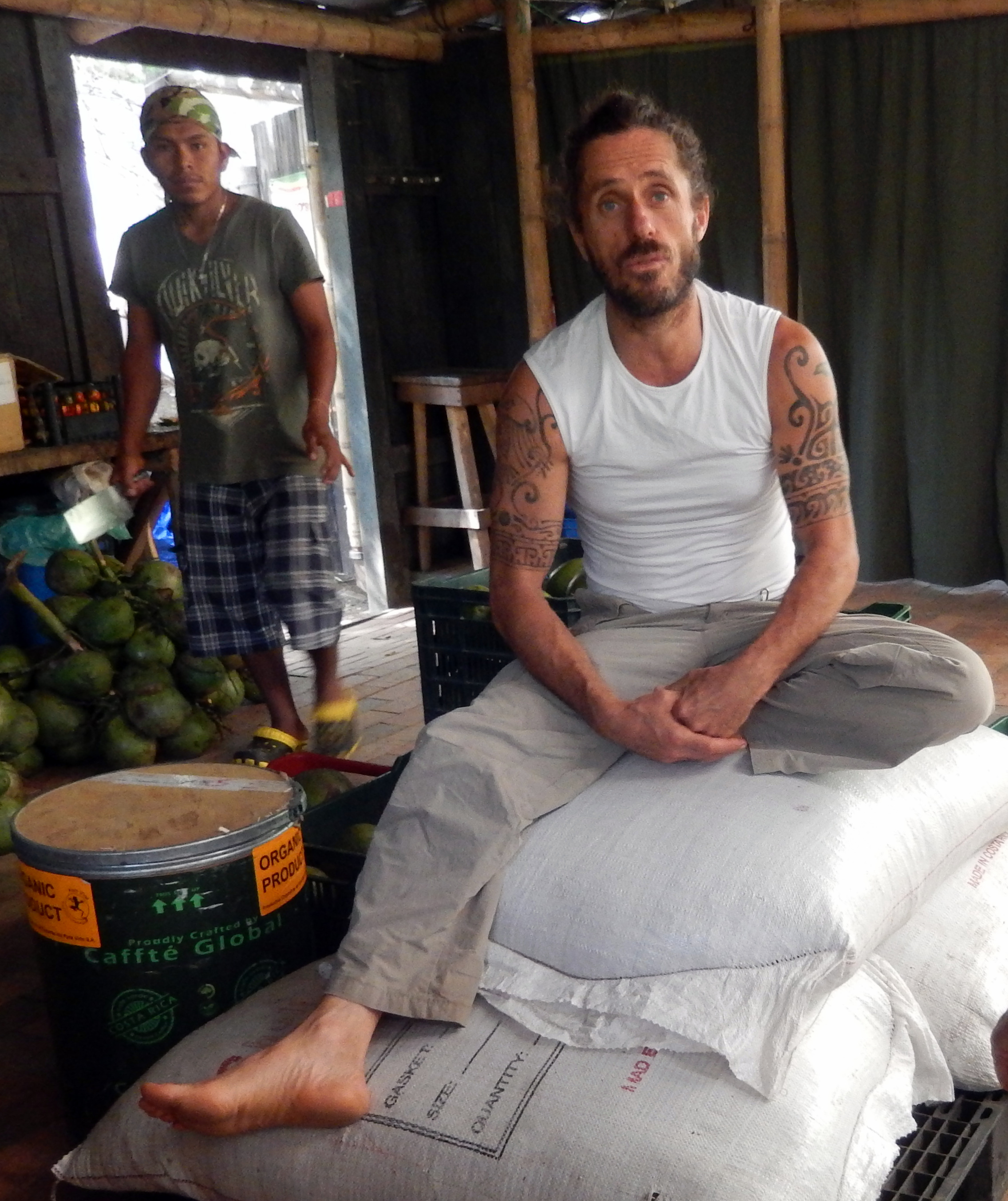 Silvio Bonomelli
Simpático italiano, asentado en Costa Rica  en su finca Comunitaria   de madera, bambú y barro. Creó un emprendimiento de deshidratación de frutos a partir de agua termal. Es conocido por su “CoffeTe Verde Pura Vida” y apoyo al movimiento por la Soberanía Alimentaria de Costa Rica.